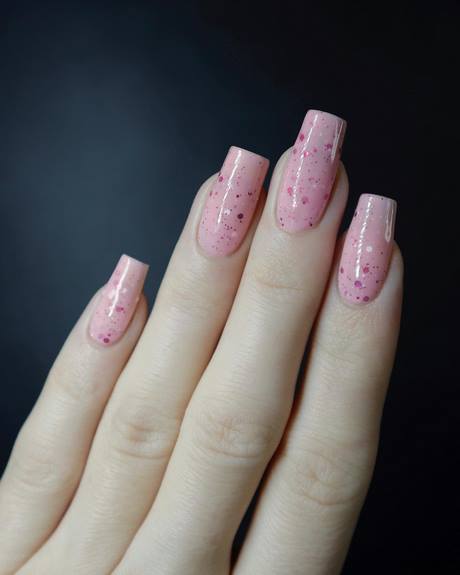 hot-pink-nail-designs-2023-02_15 Modele de unghii roz fierbinți 2023