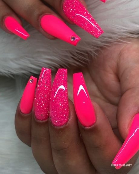 hot-pink-nail-designs-2023-02_7 Modele de unghii roz fierbinți 2023