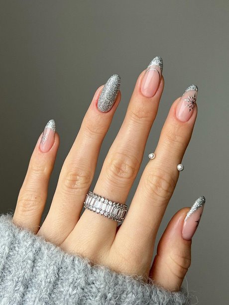 nail-designs-with-glitter-2023-15_15 Modele de unghii cu sclipici 2023