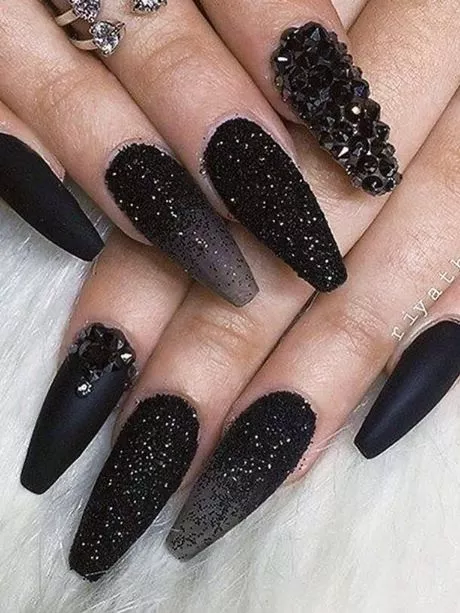 black-nail-designs-2023-coffin-80_13-5 Modele de unghii negre 2023 sicriu