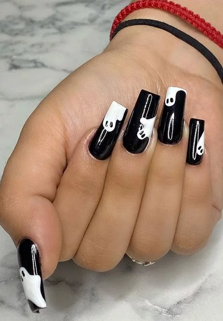 black-nail-designs-2023-halloween-47_2-13 Modele de unghii negre 2023 halloween