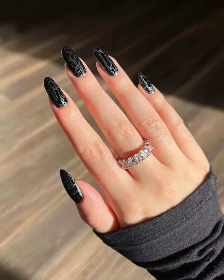 black-nails-design-2023-52_2-11 Designul unghiilor negre 2023