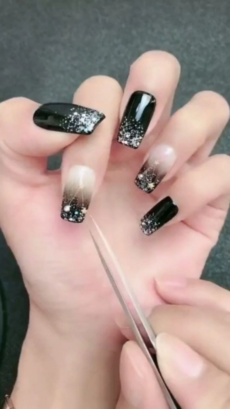 black-nails-design-2023-52_6-15 Designul unghiilor negre 2023