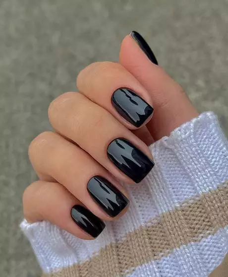 black-nails-design-2023-52_7-16 Designul unghiilor negre 2023