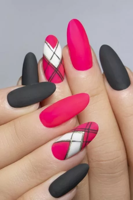 black-nails-design-2023-52_9-18 Designul unghiilor negre 2023