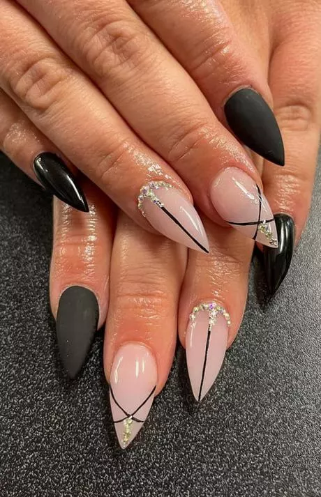 black-nails-designs-2023-55_10-3 Modele de unghii negre 2023
