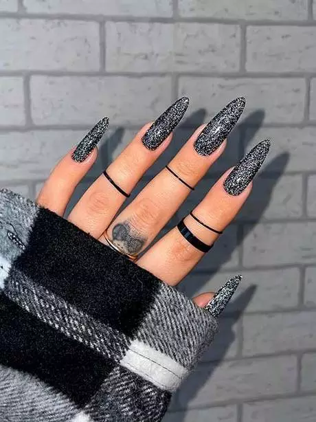black-nails-designs-2023-55_2-10 Modele de unghii negre 2023