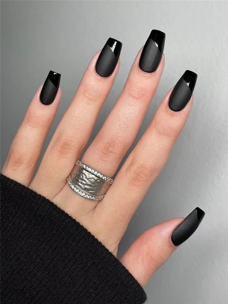 black-tip-nail-designs-2023-23_15-8 Modele de unghii cu vârf negru 2023