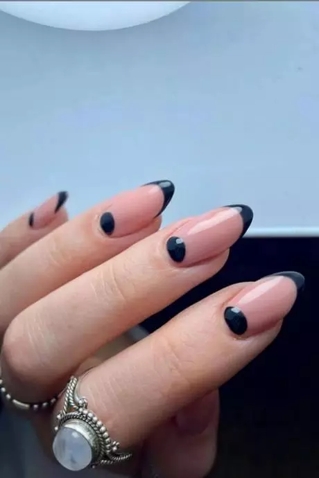 black-tip-nail-designs-2023-23_4-15 Modele de unghii cu vârf negru 2023