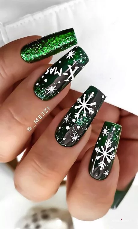 green-christmas-nail-designs-2023-81_7-18 Modele de Unghii verzi de Crăciun 2023