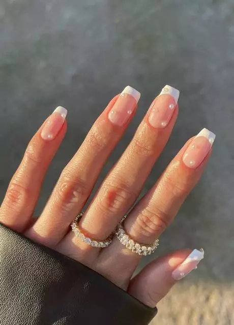 hot-pink-and-white-nail-designs-2023-20_14-8 Modele de unghii roz și alb 2023