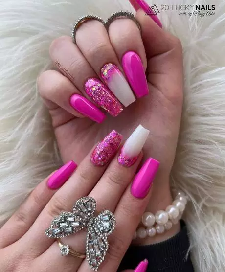 hot-pink-and-white-nail-designs-2023-20_2-11 Modele de unghii roz și alb 2023