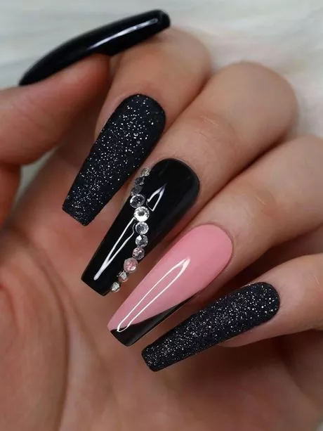 nail-designs-2023-pink-and-black-52_14-6 Modele de unghii 2023 roz și negru