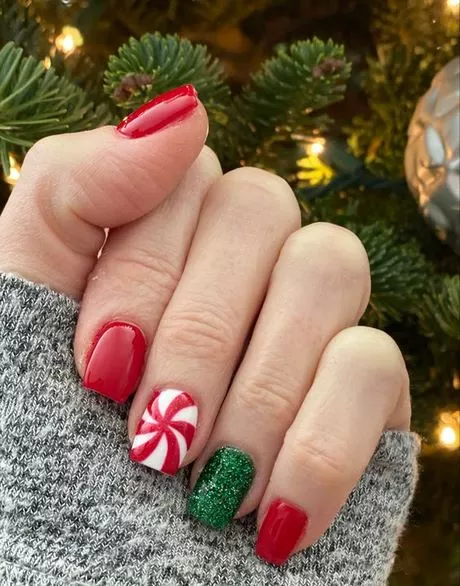 red-and-green-christmas-nails-2023-68_12-6 Unghii de Crăciun roșii și verzi 2023