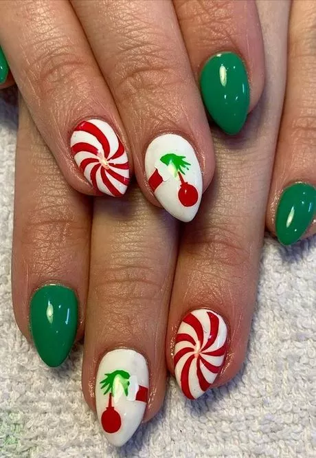 red-and-green-christmas-nails-2023-68_2-10 Unghii de Crăciun roșii și verzi 2023