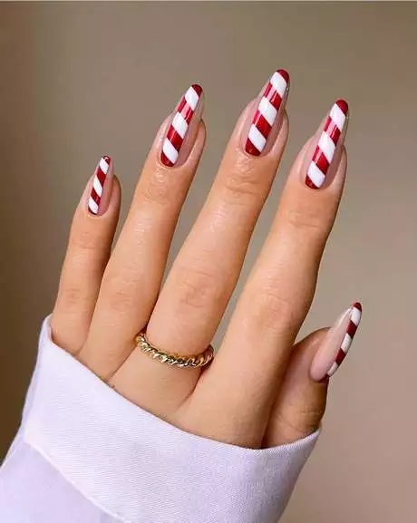 trendy-christmas-nails-2023-16_11-4 Unghii de Crăciun la modă 2023