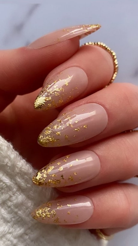 white-and-gold-nail-designs-2023-95_14-7 Modele de unghii albe și aurii 2023
