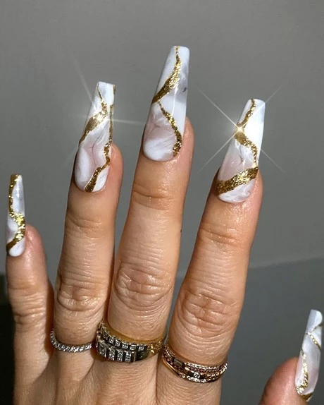 white-and-gold-nail-designs-2023-95_6-14 Modele de unghii albe și aurii 2023