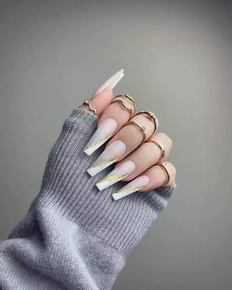 white-and-gold-nail-designs-2023-95_7-15 Modele de unghii albe și aurii 2023