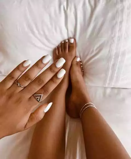 white-toenail-designs-2023-33-1 Modele de unghii albe 2023