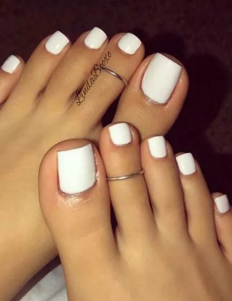 white-toenail-designs-2023-33_15-7 Modele de unghii albe 2023
