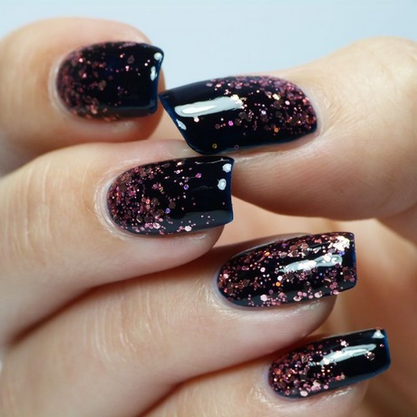 black-and-glitter-nail-designs-53_13 Modele de unghii negre și sclipici