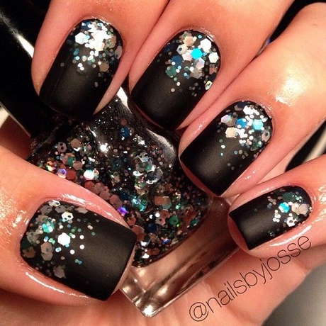 black-and-glitter-nail-designs-53_17 Modele de unghii negre și sclipici