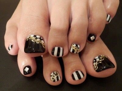 black-and-gold-toe-nail-designs-09_16 Modele de unghii negre și aurii