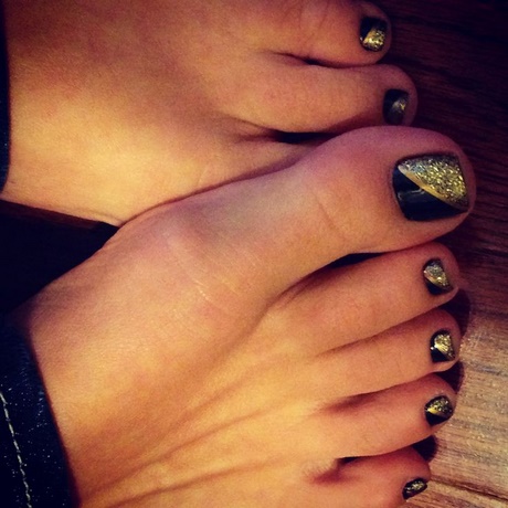 black-and-gold-toe-nail-designs-09_19 Modele de unghii negre și aurii