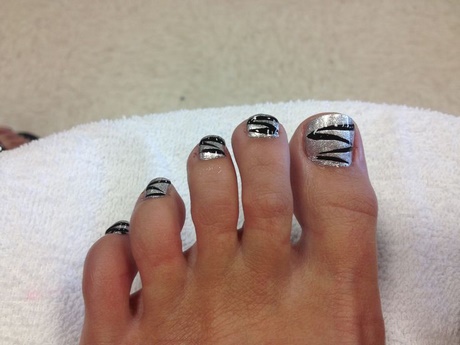 black-and-silver-toe-nail-designs-48_5 Modele de unghii negre și argintii