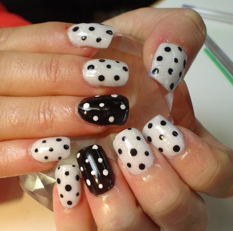 Alb-negru polka dot nail art