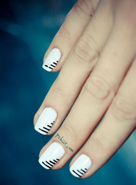 black-and-white-striped-nails-08_15 Unghii cu dungi alb-negru