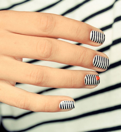 black-and-white-striped-nails-08_17 Unghii cu dungi alb-negru