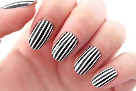 black-and-white-striped-nails-08_19 Unghii cu dungi alb-negru