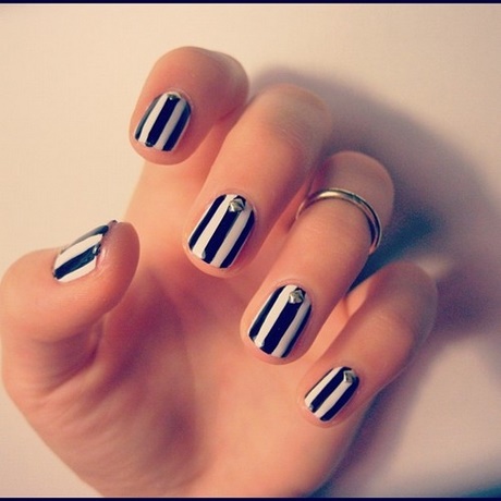 black-and-white-striped-nails-08_9 Unghii cu dungi alb-negru