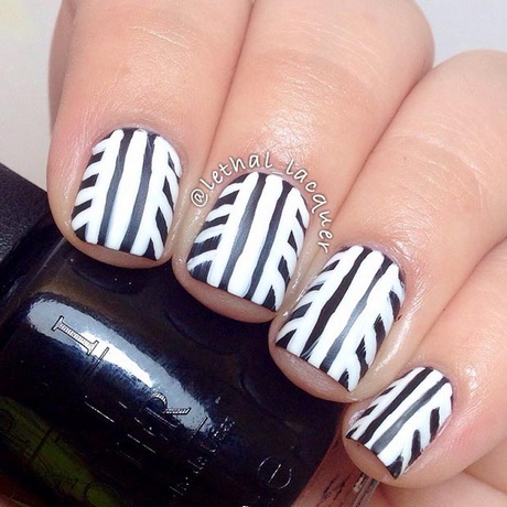 black-nail-polish-with-white-design-12_17 Lac de unghii negru cu design alb