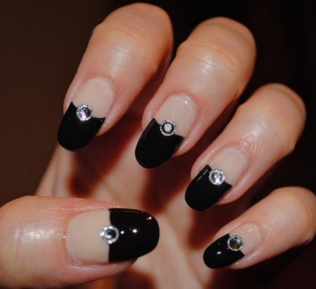 black-nail-polish-with-white-design-12_3 Lac de unghii negru cu design alb