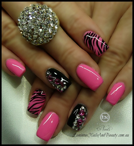 black-pink-nails-04_19 Negru unghii roz