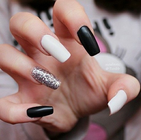 black-silver-and-white-nails-19 Negru argintiu și unghii albe