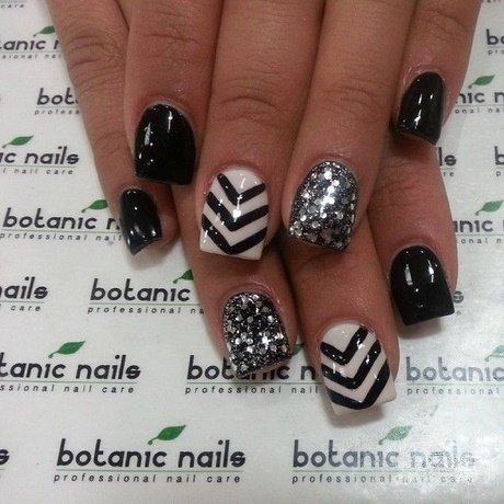 black-silver-and-white-nails-19_18 Negru argintiu și unghii albe