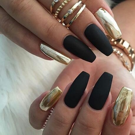 cute-black-and-gold-nail-designs-39_10 Modele drăguțe de unghii negre și aurii