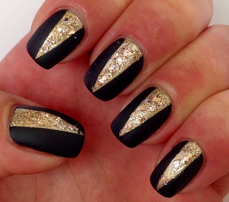 cute-black-and-gold-nail-designs-39_12 Modele drăguțe de unghii negre și aurii