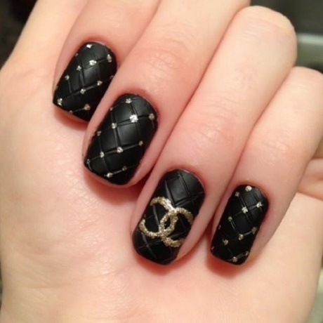 cute-black-and-gold-nail-designs-39_17 Modele drăguțe de unghii negre și aurii