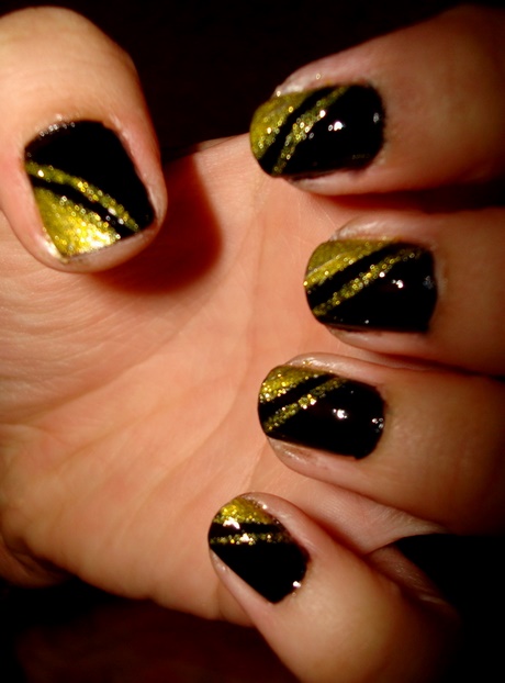 cute-black-and-gold-nail-designs-39_19 Modele drăguțe de unghii negre și aurii