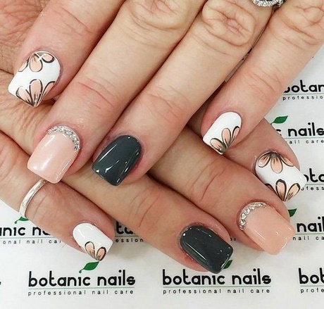 gray-and-white-nail-designs-68_16 Modele de unghii gri și alb