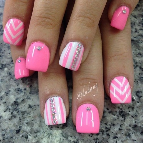 hot-pink-and-white-nail-designs-12_20 Modele de unghii roz și alb