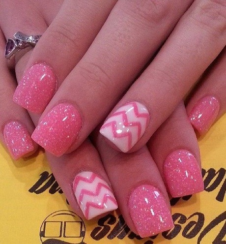 nail-art-on-pink-nail-polish-76_7 Nail art pe lac de unghii roz