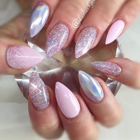 nail-art-on-pink-nails-68_11 Nail art pe unghii roz