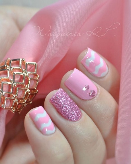nail-art-on-pink-70_4 Nail art pe Roz