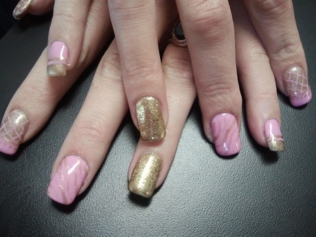 nail-art-pink-and-gold-85_13 Nail art roz și aur